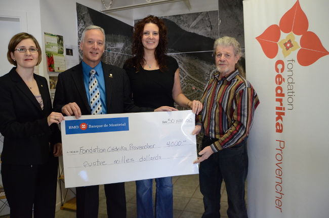 Chantale Bouchard, directrice de la succursale de la Banque de Montréal du secteur Trois-Rivières-Ouest, Claude St-Pierre, directeur régional de la spécialisation hypothécaire, Francine Adam, directrice de la succursale de la Banque de Montréal du Centre les Rivières, remettent un chèque de 4000 $ à la Fondation Cédrika Provencher, présidée par Henri Provencher (à droite).