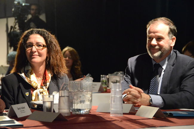 Pierre Duchesne, ministre de l’Enseignement supérieur, en compagnie de Nadia Ghazzali, rectrice de l’UQTR lors de la soirée d’ouverture de la deuxième rencontre préparatoire en vue du sommet sur l’éducation supérieure.