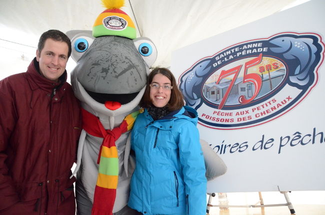 Le président et la directrice générale de l'Association des pourvoyeurs de pêche aux petits poissons des chenaux, Steve Massicote et Isabelle Durette, entourent la mascotte de l'événement, Gigoteau.