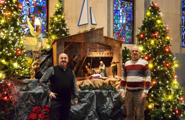 Sur la photo, le père Yoland Ouellet, recteur du Sanctuaire Notre-Dame-du-Cap, et Michel Guignard, responsable de l’exposition de crèches.