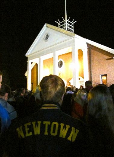 La tragédie qui s’est déroulé à Newtown au Connecticut a fait 27 morts, dont 20 enfants, à l’école primaire Sandy Hook. 