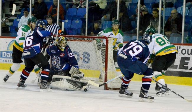 Le gardien François Lacerte a fait face à 37 tirs dans la défaite de 5-4 du Caron et Guay face aux 3L de Rivière-du-Loup.
