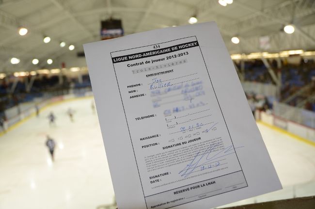 Les dirigeants du Caron et Guay ont montré le contrat que Joe Rullier avait signé, mercredi dernier, avec l'organisation.