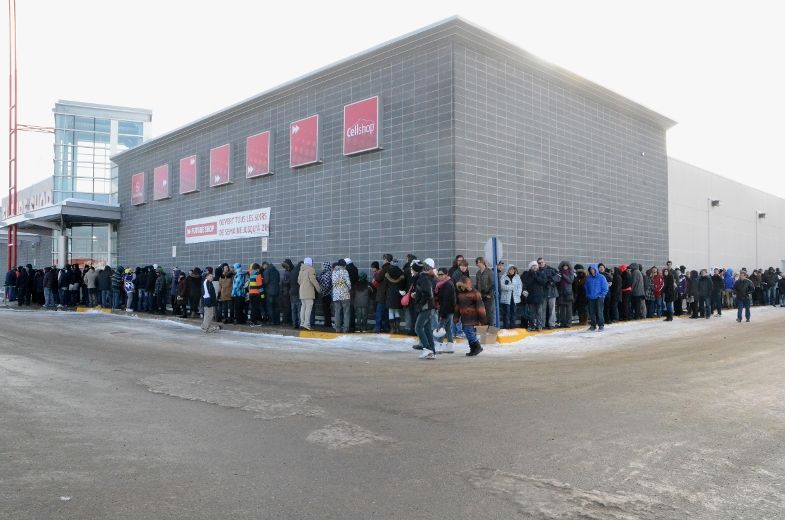 Plusieurs centaines de personnes ont patienter avant l'ouverture des portes du Future Shop de Trois-Rivières, à 13 h.