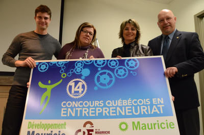Guillaume Béland, participant de l année dernière, Sylvie Fontaine, directrice générale du CLD de Maskinongé, Danielle St-Amand, députée de Trois-Rivières et Yvon Lemire, président de la commission scolaire Chemin-du-Roy. GUILLAUME JACOB/L'ÉCHO DE TROIS-RIVIÈRES/AGENCE QMI