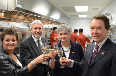Sylvie Lemay, responsable du nouveau restaurant, Yves Hamelin, président du CA du collège Laflèche, Julie Anne Trottier, directrice générale et Daniel Guay, directeur des études, célèbrent l ouverture de L Escarbille.GUILLAUME JACOB/L'ÉCHO DE TROIS-RIVIÈRES/AGENCE QMI