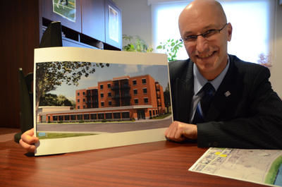 Marco Bélanger, directeur général de l OMHTR, avec la maquette d un nouvel immeuble de logements à loyer modique qui sera construit cette année dans le quartier Sainte-Cécile, aux abords de Trois-Rivières sur Saint-Laurent. Les bureaux administratifs de l OMHTR y déménageront. GUILLAUME JACOB/L'ÉCHO DE TROIS-RIVIÈRES/AGENCE QMI