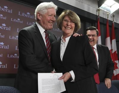 La députée Lise St-Denis fait le saut chez les Libéraux, elle qui avait été élue sous la bannière du Nouveau Parti démocratique au printemps dernier. Elle est ici en compagnie de Bob Rae, chef intérimaire du Parti libéral et du député Denis Coderre. (ANDRE FORGET/QMI AGENCY)