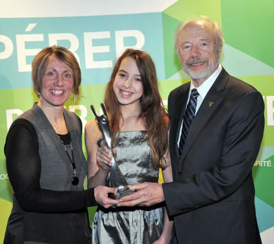 C est la nageuse Mary-Sophie Harvey qui s est méritée le prix de l athlète féminine de niveau québécois. Sylvie Gervais et Jean Gauthier lui ont remis le Desjardins.  Photo: Gilles Joubert