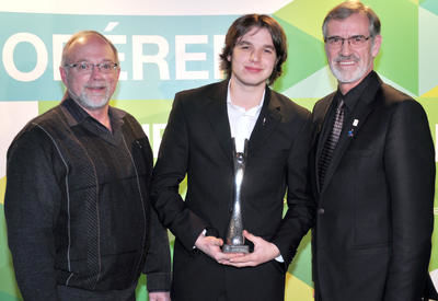 La palme d athlète masculin de niveau québécois est allée à Francis Le Sieur. Le tireur au pistolet à air a tenu à remercier ses parents pour leur support au travers des années. Il est ici accompagné de Michel Morissette et de Pierre Tremblay, tous deux de l Unité régionale de loisir et de sport de la Mauricie.  Photo: Gilles Joubert