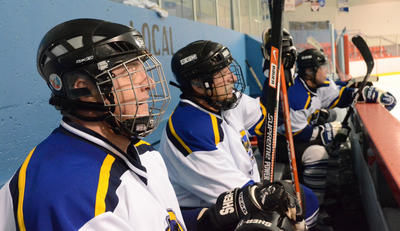 Les personnes en mauvaise forme physique qui pratiquent le hockey occasionnellement sont plus à risque de problèmes cardiaques reliés à l'effort durant un match. Trois-Rivières le 13 janvier 2012. NICOLAS DUCHARME/L'ÉCHO DE TROIS-RIVIÈRES/AGENCE QMI