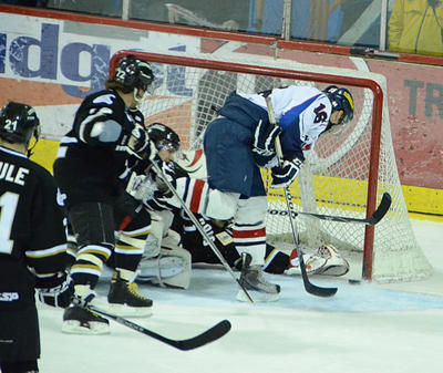 C'est Marc Beaugage qui a inscrit le but de la victoire alors qu'il restait moins de trois minutes à la troisième période. Trois-Rivières le 29 janvier 2012. NICOLAS DUCHARME/L'ÉCHO DE TROIS-RIVIÈRES/AGENCE QMI