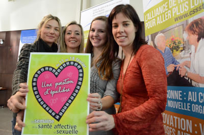 Suzanne Dufour, intervenante sociale, Nathalie Garon, directrice enfance, jeunesse, famille et santé publique au CSSS de Trois-Rivières, Camille Pellerin-Leclerc, étudiante de 4e secondaire à l école Chavigny et Isabelle Borduas, sexologue. GUILLAUME JACOB/L'ÉCHO DE TROIS-RIVIÈRES/AGENCE QMI