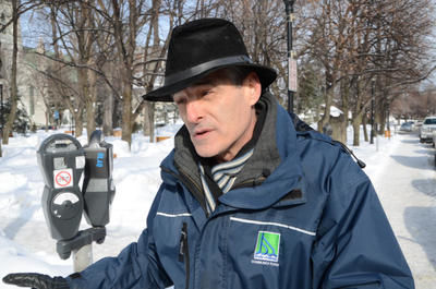La Ville de Trois-Rivières est prise au dépourvu par l arrivée prochaine de nouvelles pièces d un et deux dollars qui l obligent à reprogrammer tous ses parcomètres, comme l explique Yvan Toutant, porte-parole. GUILLAUME JACOB/L'ÉCHO DE TROIS-RIVIÈRES/AGENCE QMI