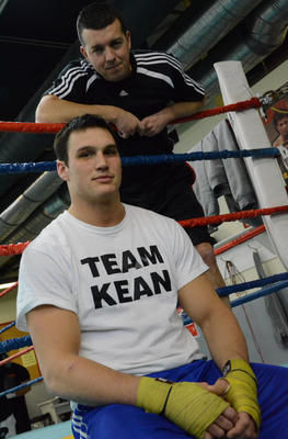 Le boxeur Simon Kean pourrait voir ses chances de participer aux Olympiques s envoler en fumée après avoir subi une luxation de l épaule samedi. Il est ici accompagné de son entraîneur Jimmy Boisvert. Trois-Rivières le 1er février 2012. NICOLAS DUCHARME/L'ÉCHO DE TROIS-RIVIÈRES/AGENCE QMI