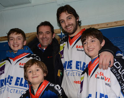 Tommy Lafontaine a revêtu son chandail de ces belles années avec le Drakkar de Caen pour une séance photos avec ses admirateurs venus tout droit de France pour lui rendre visite. Trois-Rivières le 17 février 2012. NICOLAS DUCHARME/L'ÉCHO DE TROIS-RIVIÈRES/AGENCE QMI