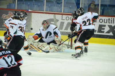 Le gardien Guillaume Nadeau a été battu à cinq reprises samedi après-midi contre les Ravens. Trois-Rivières le 22 février 2012. NICOLAS DUCHARME/L'ÉCHO DE TROIS-RIVIÈRES/AGENCE QMI