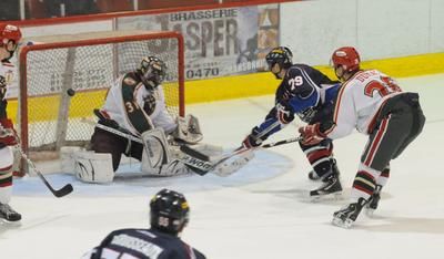 Alexandre Jacques a réussi un tour du chapeau dans la victoire du Caron et Guay 6-5 contre le Wild de Windsor.