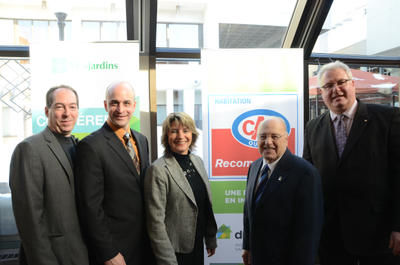 Michel Normandin, directeur des ventes chez Toiture Mauricienne, Éric Tremblay, président de l APCHQ Mauricie-Lanaudière, Danielle St-Amand, députée de Trois-Rivières, Fernand Lajoie, conseiller du district des Estacades et Denis Marcoux, vice-président régional de la Fédération des caisses Desjardins du Québec.GUILLAUME JACOB/L'ÉCHO DE TROIS-RIVIÈRES/AGENCE QMI