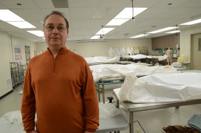 Gilles Bronchti, professeur au département de chimie et de biologie de l UQTR et responsable du laboratoire d anatomie, où quelque 1000 étudiants et professionnels viennent parfaire leurs connaissances sur des cadavres chaque année.GUILLAUME JACOB/L'ÉCHO DE TROIS-RIVIÈRES/AGENCE QMI