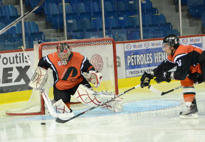 La performance du gardien Guillaume Nadeau n a pas été à la hauteur des attentes dans le premier match des séries éliminatoires des Patriotes de l UQTR. Trois-Rivières le 12 octobre 2011. NICOLAS DUCHARME/L'ÉCHO DE TROIS-RIVIÈRES/AGENCE QMI