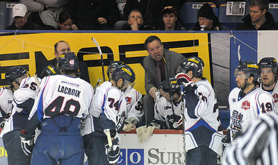 Carl Fleury a perdu patience avec ses joueurs lors du match entre le HC Carvena de Sorel-Tracy et le Caron et Guay. Photo: Flageol Photo