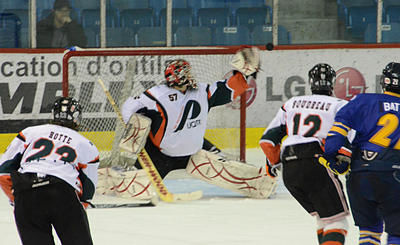 Le gardien Guillaume Nadeau a connu sa meilleure rencontre de la série et a permis aux Patriotes de l'emporter 5-3 et d'éliminer les Rams de Ryerson dimanche soir. Trois-Rivières le 19 février 2012. NICOLAS DUCHARME/L'ÉCHO DE TROIS-RIVIÈRES/AGENCE QMI