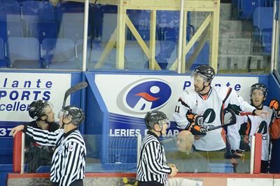 L'intensité de la rencontre a donné lieu à une prise de bec entre Tommy Tremblay et Michael Folkes. Trois-Rivières le 22 février 2012. NICOLAS DUCHARME/L'ÉCHO DE TROIS-RIVIÈRES/AGENCE QMI
