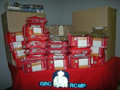 Une dame de 57 ans a été arrêtée par la Gendarmerie royale du Canada (GRC), à Trois-Rivières, en Mauricie, lors d une perquisition à son domicile qui a permis aux policiers de mettre la main sur des cigarettes et cigares de contrebande, de la marijuana et des comprimés qui restent à être identifiés. La perquisition a eu lieu le mardi 28 février 2012. COURTOISIE GRC