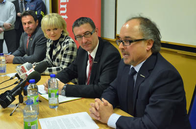 Le maire de Shawinigan, Michel Angers, la ministre Julie Boulet, le chef des opérations de RTA, Métal primaire, Amérique du Nord, Étienne Jacques et le directeur de l'usine Shawinigan, Rémi Gauthier, ont annoncé le redémarrage des deux salles de cuves à Shawinigan le 3 février 2012. FANNIE BROUILLETTE/L'ÉCHO DE SHAWINIGAN/AGENCE QMI