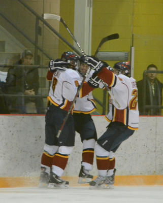 Les Phénix du Collège Esther-Blondin sont venus à bout des Estacades de Trois-Rivières en cinq matchs. NICOLAS DUCHARME/L'ÉCHO DE TROIS-RIVIÈRES/AGENCE QMI