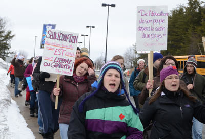 Une quarantaine d'étudiants ont manifesté dans l'entrée de l'UQTR donnant sur le boulevard des Récollets. Trois-Rivières le 15 mars 2012. NICOLAS DUCHARME/L'ÉCHO DE TROIS-RIVIÈRES/AGENCE QMI