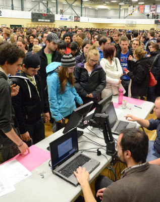 Seulement quatre ordinateurs étaient disponibles pour enregistrer les 2 164 étudiants lors du vote secret sur une grève générale illimitée. Trois-Rivières le 14 mars 2012. NICOLAS DUCHARME/L'ÉCHO DE TROIS-RIVIÈRES/AGENCE QMI