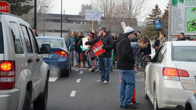 Les étudiants ont tenu des piquets de grève à toutes les entrées de l'UQTR. Trois-Rivières le 19 mars 2012. NICOLAS DUCHARME/L'ÉCHO DE TROIS-RIVIÈRES/AGENCE QMI