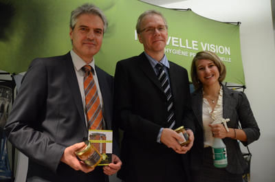Steve Teasdale, vice-président aux affaires scientifiques d Innu-Science, Yves Hurtubise, directeur scientifique, et Jeanne Charbonneau, directrice générale de Vire-vert. GUILLAUME JACOB/L'ÉCHO DE TROIS-RIVIÈRES/AGENCE QMI