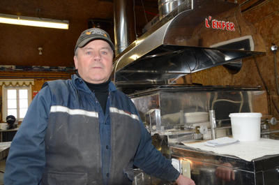 Denis Bédard, propriétaire de la cabane à sucre qui porte son nom, devant son évaporateur. GUILLAUME JACOB/L'ÉCHO DE TROIS-RIVIÈRES/AGENCE QMI
