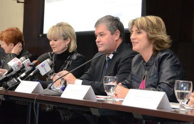 La ministre Julie Boulet, le ministre Yves Bolduc et la députée de Trois-Rivières, Danielle Saint-Amand lors de l'inauguration. Trois-Rivières le 23 mars 2012. NICOLAS DUCHARME/L'ÉCHO DE TROIS-RIVIÈRES/AGENCE QMI