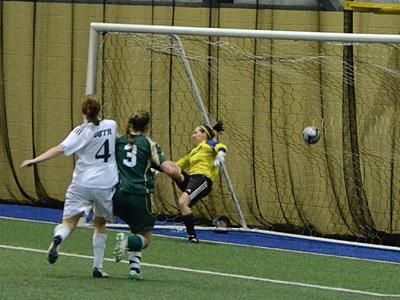 Le but du Vert et Or de Sherbrooke, dans la 88e minute du match, a fait très mal aux Patriotes de l'UQTR, qui se sont inclinées 2-1 en tirs de barrage lors de la finale du Championnat provincial de soccer féminin. Trois-Rivières le 25 mars 2012. NICOLAS DUCHARME/L'ÉCHO DE TROIS-RIVIÈRES/AGENCE QMI