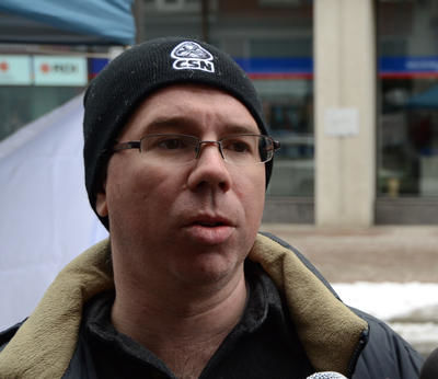Hugues Legault, vice-président vie syndicale, mobilisation et information du Syndicat des employé(e)s de magasins et de bureaux de la SAQ (CSN), craint que la fermeture projetée des succursales du boulevard des Forges et de la rue Laviolette entraîne des pertes d'heures de travail pour les employés à temps partiel. La société d'État assure que ce ne sera pas le cas. GUILLAUME JACOB/L'ÉCHO DE TROIS-RIVIÈRES/AGENCE QMI