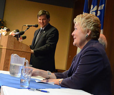 Le nouveau candidat du PQ dans Maskinongé, Patrick Lahaie, et la chef de l'opposition officielle, Pauline Marois. Louiseville le 3 avril 2012. NICOLAS DUCHARME/L'ÉCHO DE TROIS-RIVIÈRES/AGENCE QMI