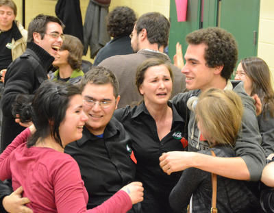 L'exécutif de l'AGE UQTR célébrant le résultat du vote de grève générale illimitée. Trois-Rivières le 15 mars 2012. NICOLAS DUCHARME/L'ÉCHO DE TROIS-RIVIÈRES/AGENCE QMI