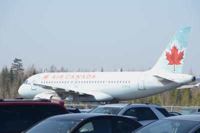 Un premier avion d'Air Canada est atterri à Trois-Rivières, mercredi le 21 mars 2012, depuis la fermeture de l'usine Aveos de Montréal, plus tôt cette semaine. La compagnie Premier Aviation, basée à Trois-Rivières, effectuait déjà des travaux de peinture pour Air Canada. Avec son nouveau hangar, Premier Aviation dispose d'un plus grand potentiel. Ses carnets d'entretien sont assez remplis ces temps-ci, mais il y a encore de la place. PHOTO : Guillaume Jacob /  Agence QMI