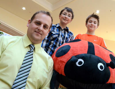 Kevin Pott et Maxime Lamy sont les porte-parole trifluviens de la 12e édition du Défi têtes rasées. À leur droite, le frère de Maxime, Vincent, en compagnie de l'emblème de la cause, la coccinelle. Trois-Rivières le 22 mars 2012. NICOLAS DUCHARME/L'ÉCHO DE TROIS-RIVIÈRES/AGENCE QMI