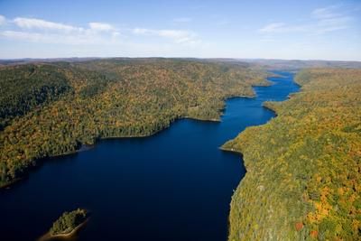 Les nombreux plans d'eau du parc de la Mauricie attirent de beaucoup de visiteurs. Courtoisie : parc national de la Mauricie - Jacques Pleau