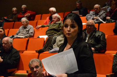 Manon Lemay, l une des quelque 85 résidents du Carré Léo-Arbour, réclame l asphaltage de cette rue située dans le secteur Pointe-du-Lac.  GUILLAUME JACOB/L'ÉCHO DE TROIS-RIVIÈRES/AGENCE QMI