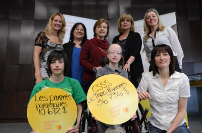 À l'avant-plan, la petite Audrey Gélinas, son frère Alexandre et sa mère Josée. À l'arrière-plan : Mélanie Gagné, porte-parole d'Opération Enfant-Soleil, Louise Garceau, coordonnatrice des Parents Partenaires, Lisette Tremblay, présidente de la Fondation du CHRTR, Nathalie Villemure, directrice de la Fondation du CHRTR et Nathalie Garon, directrice du programme enfance-jeunesse-famille et santé publique du CSSS de Trois-Rivières.  GUILLAUME JACOB/L'ÉCHO DE TROIS-RIVIÈRES/AGENCE QMI