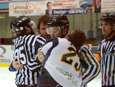 Martin Larivière et Chris Cloutier en sont venus aux coups en troisième. Larivière et son coéquipier, Sébastien Courcelles, ont dérangé les joueurs du Caron et Guay tout au long de la rencontre. Trois-Rivières le 7 avril 2012. NICOLAS DUCHARME/L'ÉCHO DE TROIS-RIVIÈRES/AGENCE QMI