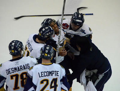 Blessé par un coup de genou de Kevin Asselin, Matthew Medley a été péniblement escorté hors de la patinoire en fin de troisième période. Trois-Rivières le 7 avril 2012. NICOLAS DUCHARME/L'ÉCHO DE TROIS-RIVIÈRES/AGENCE QMI