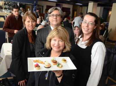 La chef Anne Desjardins, à l'avant, entourée de Luce Doucet, directrice adjointe du Centre de formation professionnelle Bel-Avenir, Guy Rousseau, directeur général de la SSJB et Sandra Dessureault, présidente de la SSJB. Trois-Rivières le 10 avril 2012. NICOLAS DUCHARME/L'ÉCHO DE TROIS-RIVIÈRES/AGENCE QMI