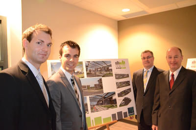 Steve Richard et Dany Chabot, les deux promoteurs derrière Odacité, avec le conseiller du district des Terrasses, Yves Landry et le maire Yves Lévesque. GUILLAUME JACOB/L'ÉCHO DE TROIS-RIVIÈRES/AGENCE QMI